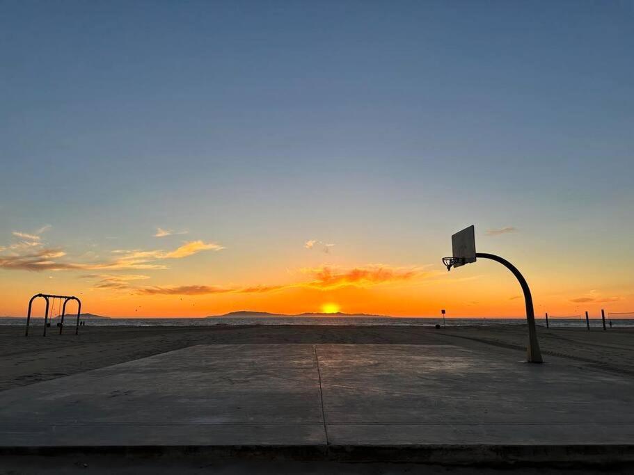 Gateway To Oxnard Beach Екстериор снимка